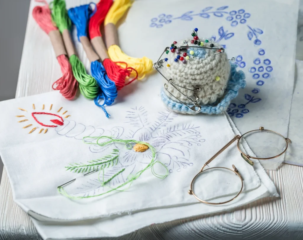 embroidered-napkins-with-color-mulina-on-rustic-ta-2026-03-24-14-14-28-utc